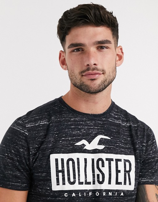 Hollister – Czarny t-shirt z logo RTEU