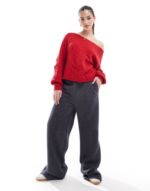 Hollister – Czerwony sweter z dzianiny o warkoczowym splocie z odkrytymi ramionami