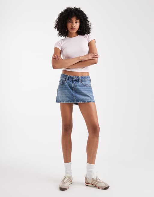 Hollister - Denim mini rok met lage taille en borduursels in middenblauw met wassing