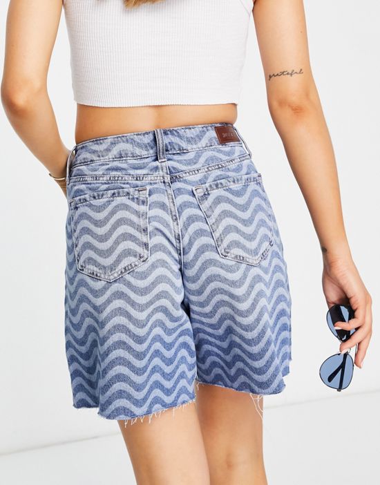 https://images.asos-media.com/products/hollister-denim-wave-wide-shorts-in-mid-wash/202617149-2?$n_550w$&wid=550&fit=constrain