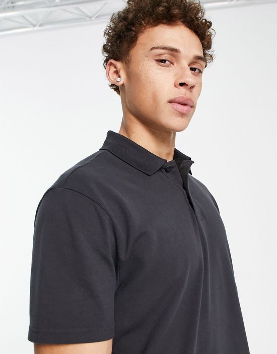https://images.asos-media.com/products/hollister-elevated-loose-fit-polo-in-navy/202293065-2?$n_550w$&wid=550&fit=constrain