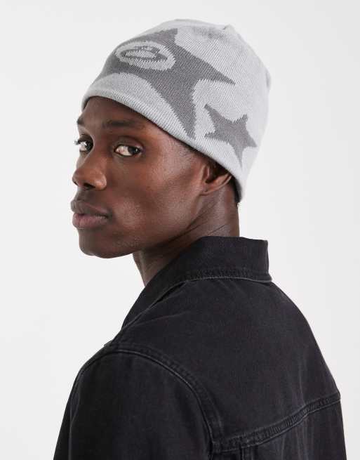 Hollister – Eng anliegende Strickmütze in Grau mit Sternmotiven, 3 von 3