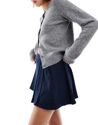 Hollister - Falten-Skort in Marineblau mit Nadelstreifen