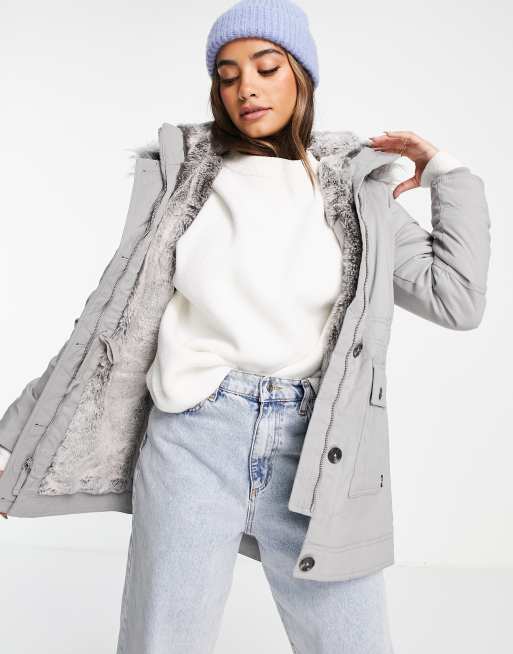 Hollister fluffy jacket deals