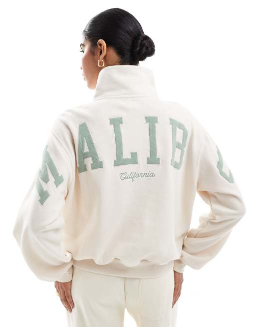 Hollister Felpa bianca con cappuccio stampa sul retro e chiusura con zip ASOS