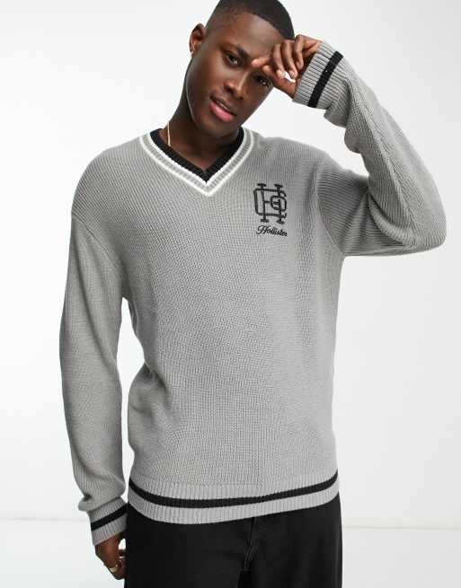 Hollister Gebreide varsity trui met V hals en monogramlogo in grijs