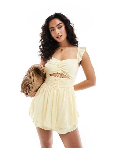 Hollister – Gepunkteter Playsuit in Zitronengelb mit Flatterärmeln und Cut-out-Design - view 1
