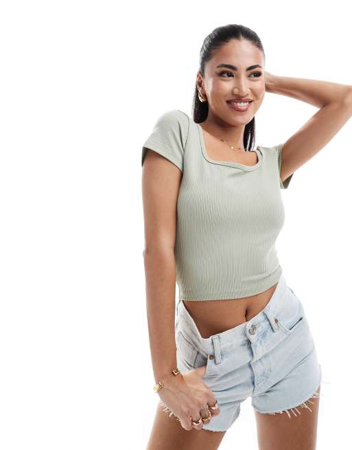 Hollister – Geripptes T-Shirt in Grün mit eckigem Ausschnitt