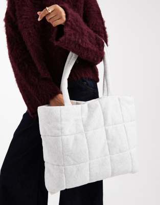 Hollister - Gesteppte Tragetasche aus Fleece in Grau-Weiß