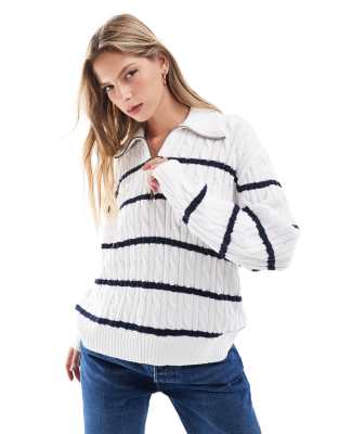 Hollister - Gestreifter Pullover in Marineblau und Weiß mit kurzem Reißverschluss