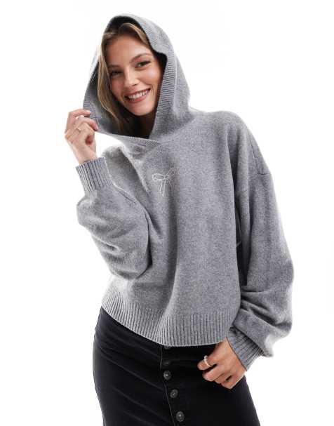 Hollister – Gestrickter Kapuzenpullover in Grau mit Schleifenmotiv - view 1
