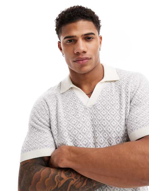 Hollister – Gestricktes Polohemd in Weiß und Blau