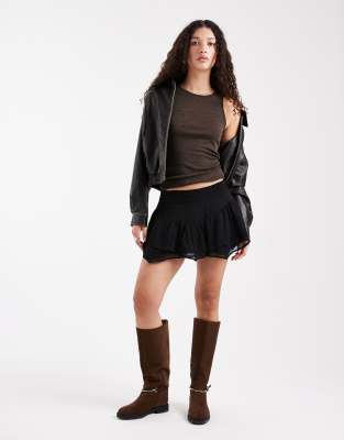 Hollister - Gestufter, asymmetrischer Minirock aus Chiffon in Schwarz