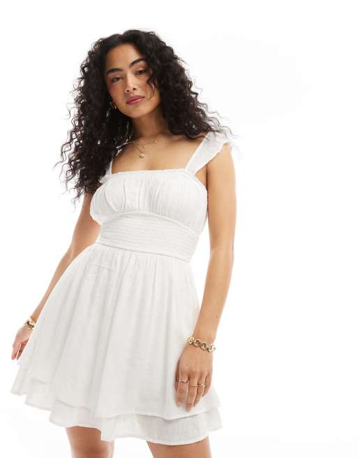 Hollister – Gestuftes Skort-Kleid in Weiß mit Raffung in der Taille