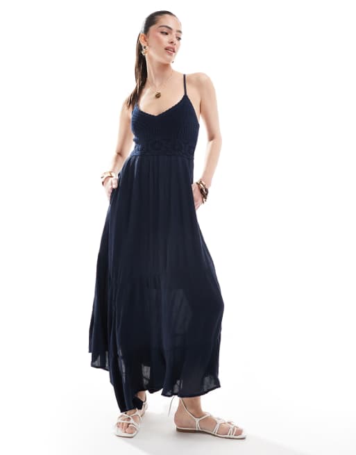 Hollister – Granatowa sukienka maxi z tkaniny z szydełkowanymi wstawkami