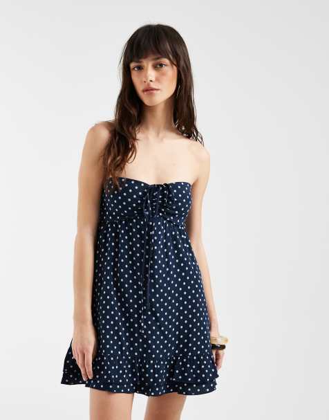 Hollister – Granatowa sukienka mini w stylu babydoll w groszki z dekoltem bandeau i falbankami - view 1