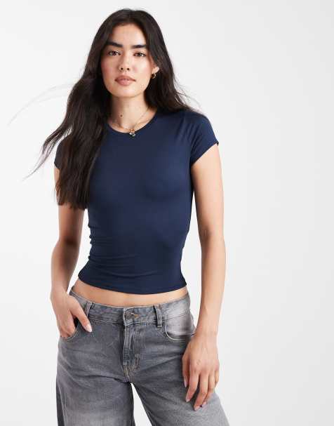 Hollister – Granatowy krótki prążkowany T-shirt z okrągłym dekoltem i krótkimi rękawami - view 1