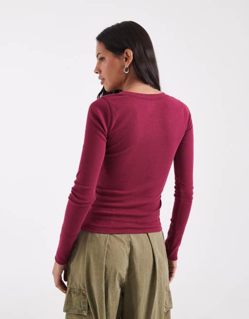 Hollister graphic long sleeve v neck t-shirt in berry, 4 of 4