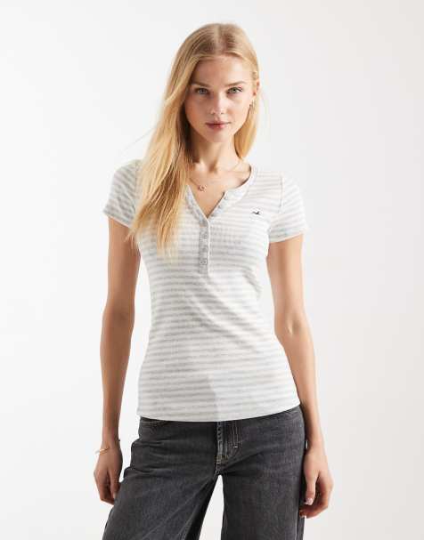 Hollister – Henley-T-Shirt in gestreiftem Grau mit Logo auf der Brust - view 1
