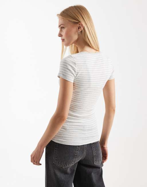 Hollister – Henley-T-Shirt in gestreiftem Grau mit Logo auf der Brust, 4 von 4