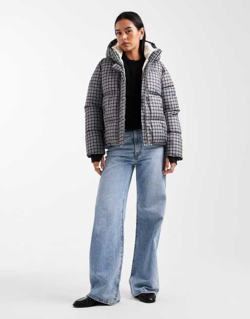 Hollister - Højhalset dynejakke med sort gingham-tern