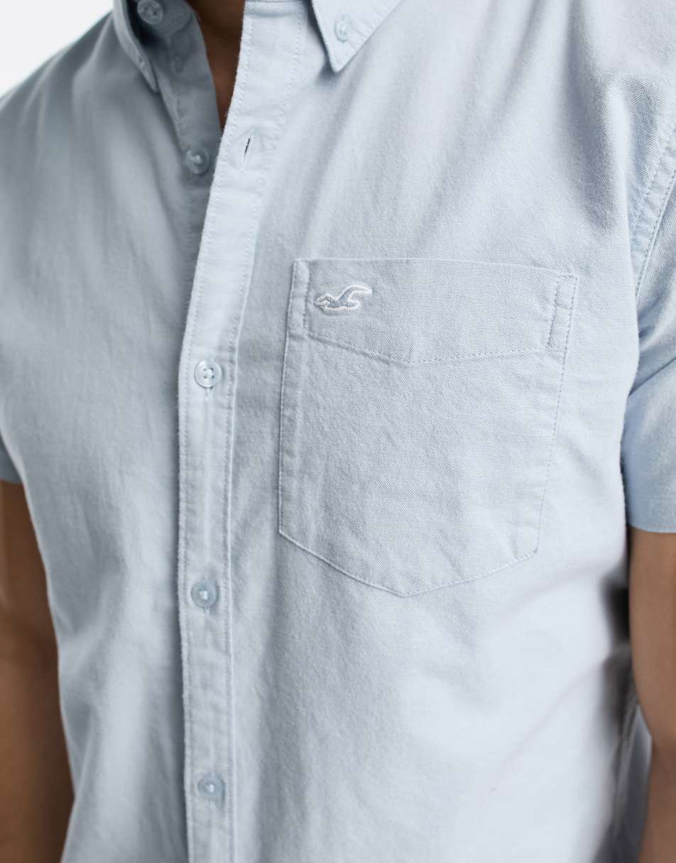 Hollister icon logo short sleeve oxford shirt in light blue 2