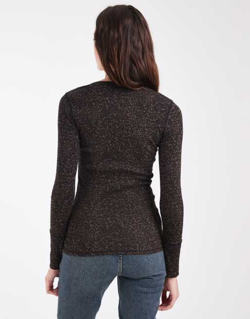 Hollister icon logo top henley a maniche lunghe con stampa leopardata, 3 di 4