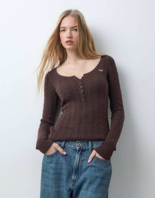 Hollister icon logo tætsiddende strikket henley-top i brun, 1 af 5