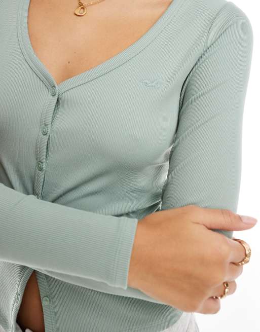 Hollister アイコンロゴ長袖ボタンスルートップス グリーン Hollister icon long sleeve button through top in green | ASOS