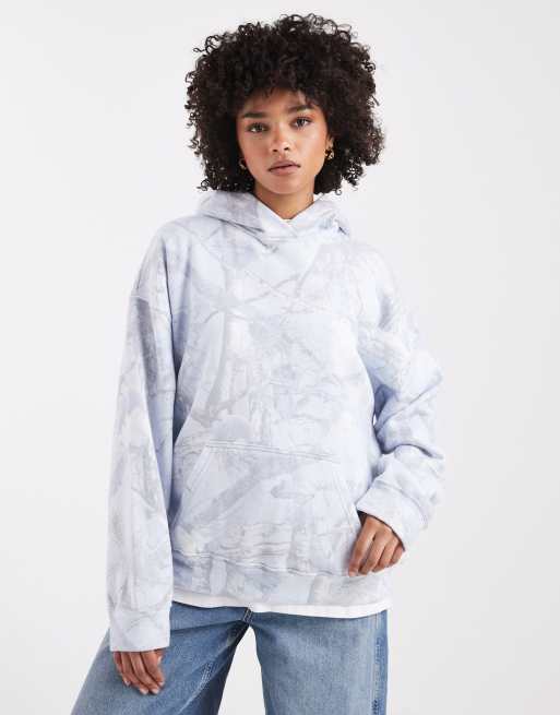 Hollister – Jasnoniebieska bluza z kapturem o fasonie boyfriend z małym logo i abstrakcyjnym nadrukiem