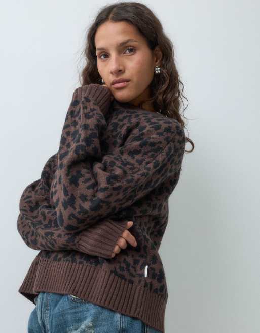 Hollister jersey de punto con cuello redondo de estampado de leopardo marrón, 3 de 5