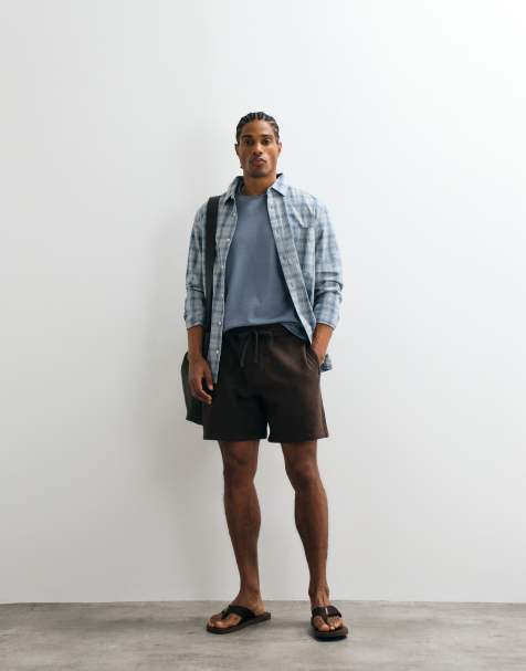 Hollister – Jersey-Shorts in Braun mit seitlicher Grafik - view 1