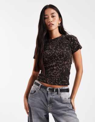 Hollister - Knapp geschnittenes, kurzärmliges T-Shirt in Braun mit Leopardenmuster-Bunt