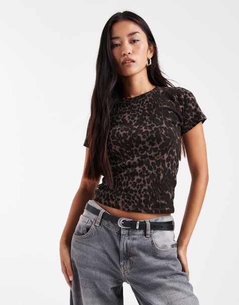 Hollister – Knapp geschnittenes, kurzärmliges T-Shirt in Braun mit Leopardenmuster - view 1