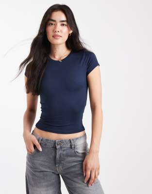 Hollister - Knapp geschnittenes T-Shirt in geripptem Marineblau mit Rundhalsausschnitt-Grau