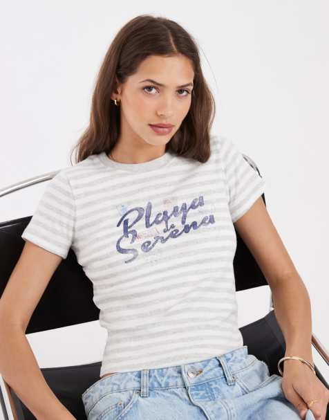 Hollister – Knapp geschnittenes T-Shirt in gestreiftem Grau mit „Playa“-Grafikprint - view 1