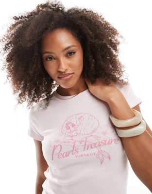 Hollister - Knapp geschnittenes T-Shirt in Rosa mit Motiv-Detail