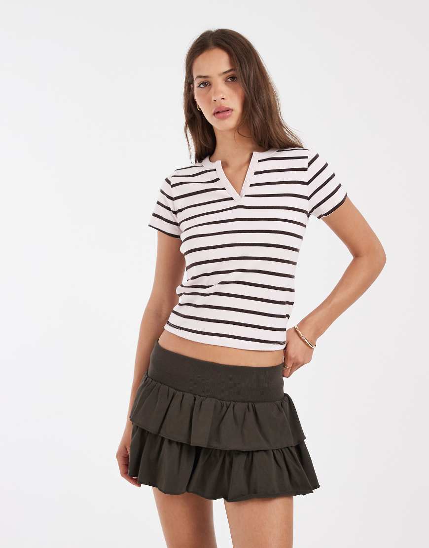 Knapp geschnittenes T-Shirt in Rosa mit Streifen Rosa XS