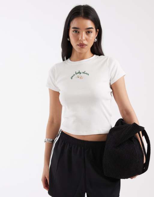 Hollister – Knapp geschnittenes T-Shirt in Weiß mit „St. Patricks“-Grafikprint