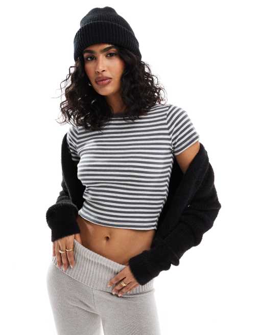 Hollister – Knapp geschnittenes T-Shirt mit Streifen in Grau und Weiß