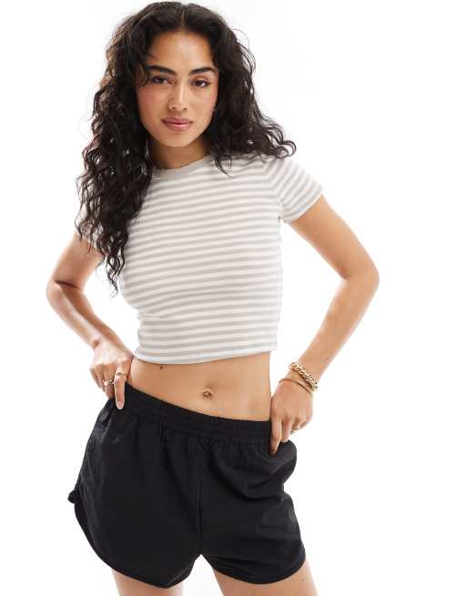 Hollister – Knapp geschnittenes T-Shirt mit Streifen in Naturfarbe