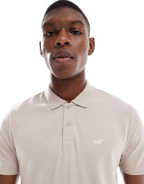 Hollister - Kortærmet cremehvid T-shirt med brystlogo og polokrave - view 1