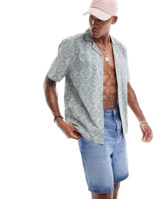 Hollister - Kortærmet poplin-skjorte med reverskrave og geometrisk print i lyseblå i firkantet snit - view 1