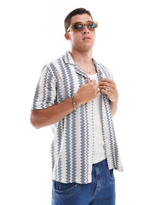 Hollister - Kortærmet skjorte i hæklet materiale med blå og cremefarvede zigzag-striber samt reverskrave