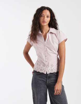 Hollister - Kurzärmlige Hemdbluse in Staubrosa mit Stickerei