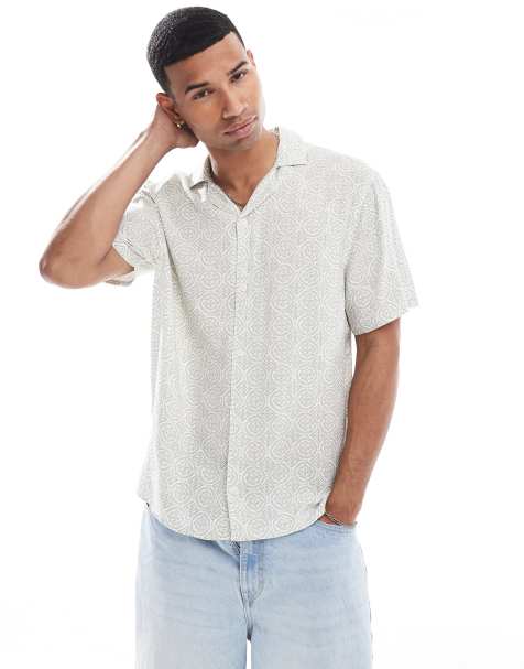 Hollister – Kurzärmliges Hemd aus strukturiertem Rayon in Salbeigrün mit Medaillon-Print und Reverskragen - view 1
