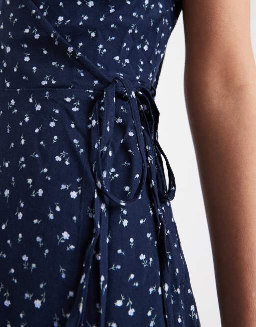 Hollister – Kurzärmliges Mini-Wickelkleid in Marineblau, 3 von 4