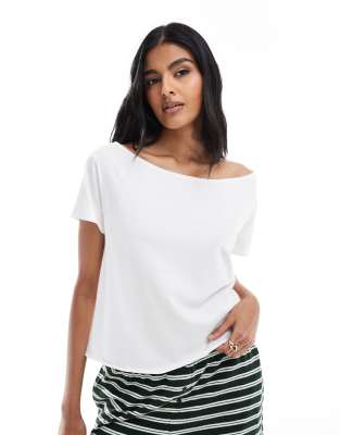 Hollister - Kurzärmliges T-Shirt in Weiß mit lockerer Passform im Off-Shoulder-Look