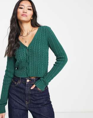 Hollister - Kurze, schmal geschnittene Strickjacke mit Zopfstrickmuster in Grün