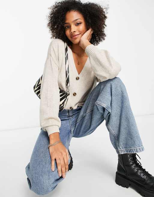 Hollister – Kurze Strickjacke in Hellbeige mit Zopfmuster